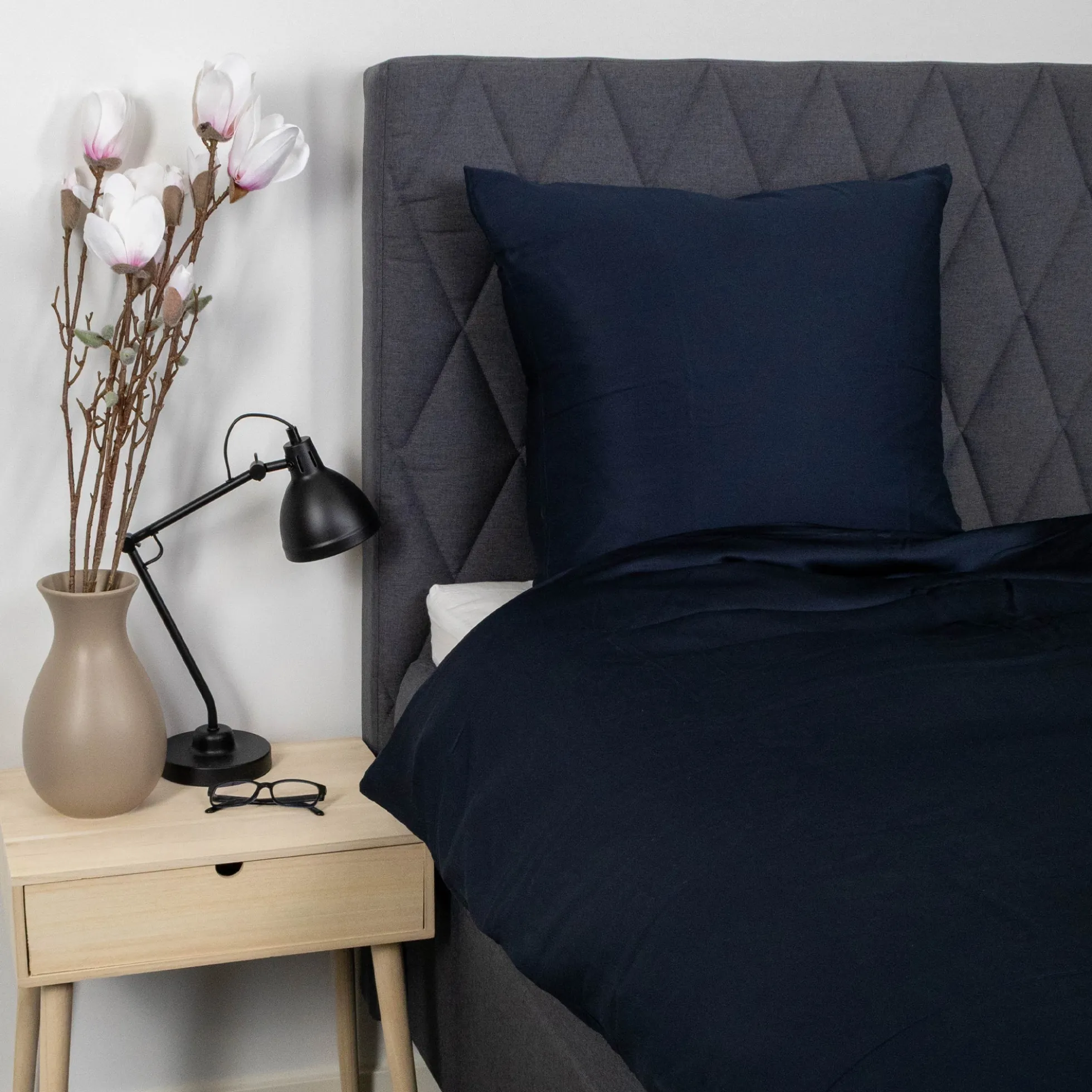 Bambus sengetøj 140x220 cm - 100% bambus - Mørkeblåt satinvævet