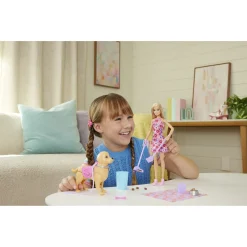 Barbie Malibu med hund der går og går på potte - 14 dele - 30 cm