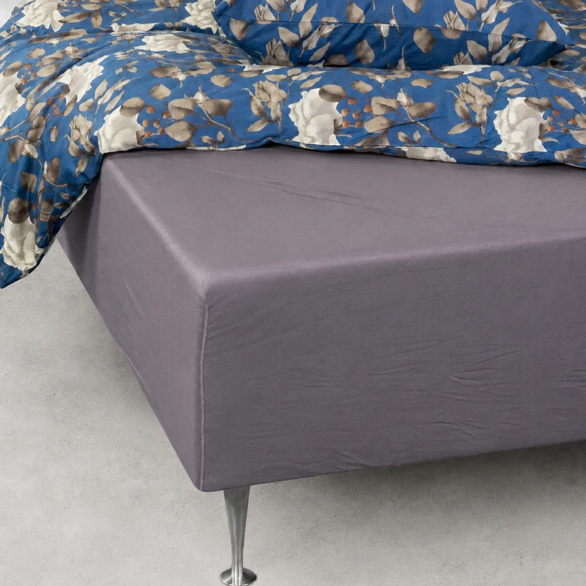Blødt lagen 80x200 cm - Faconlagen i 100% bomuldssatin - Lysegråt boxlagen til madras - By Night satin lagen