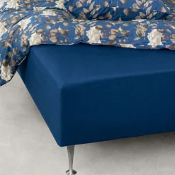Blødt lagen 80x200 cm - Faconlagen i 100% bomuldssatin - Blåt boxlagen til madras - By Night satin lagen
