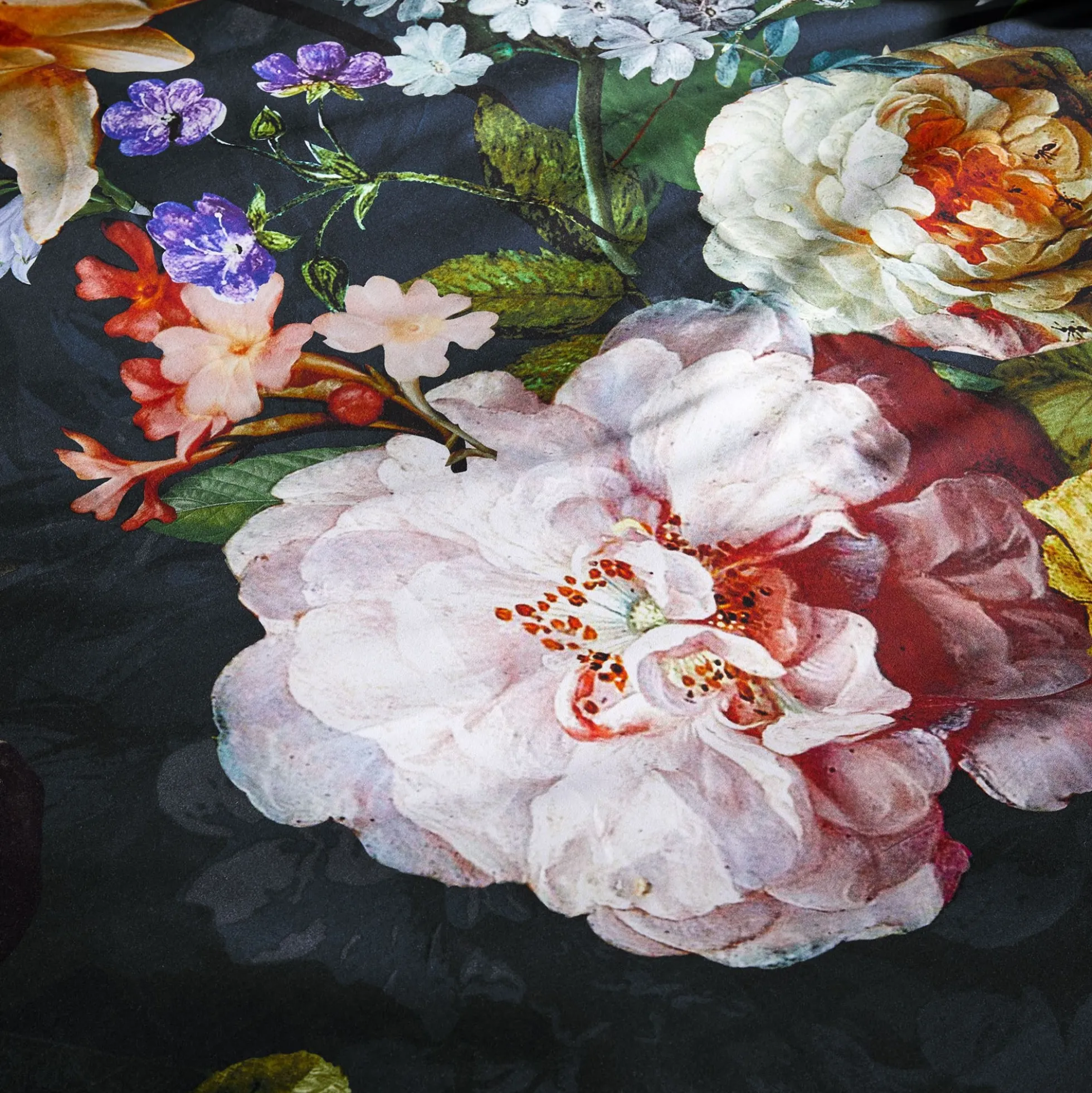 Blomstret sengetøj 200x200 cm - Fleur Nightblue - Blåt sengetøj - 2 i 1 design - 100% bomuldssatin - Essenza