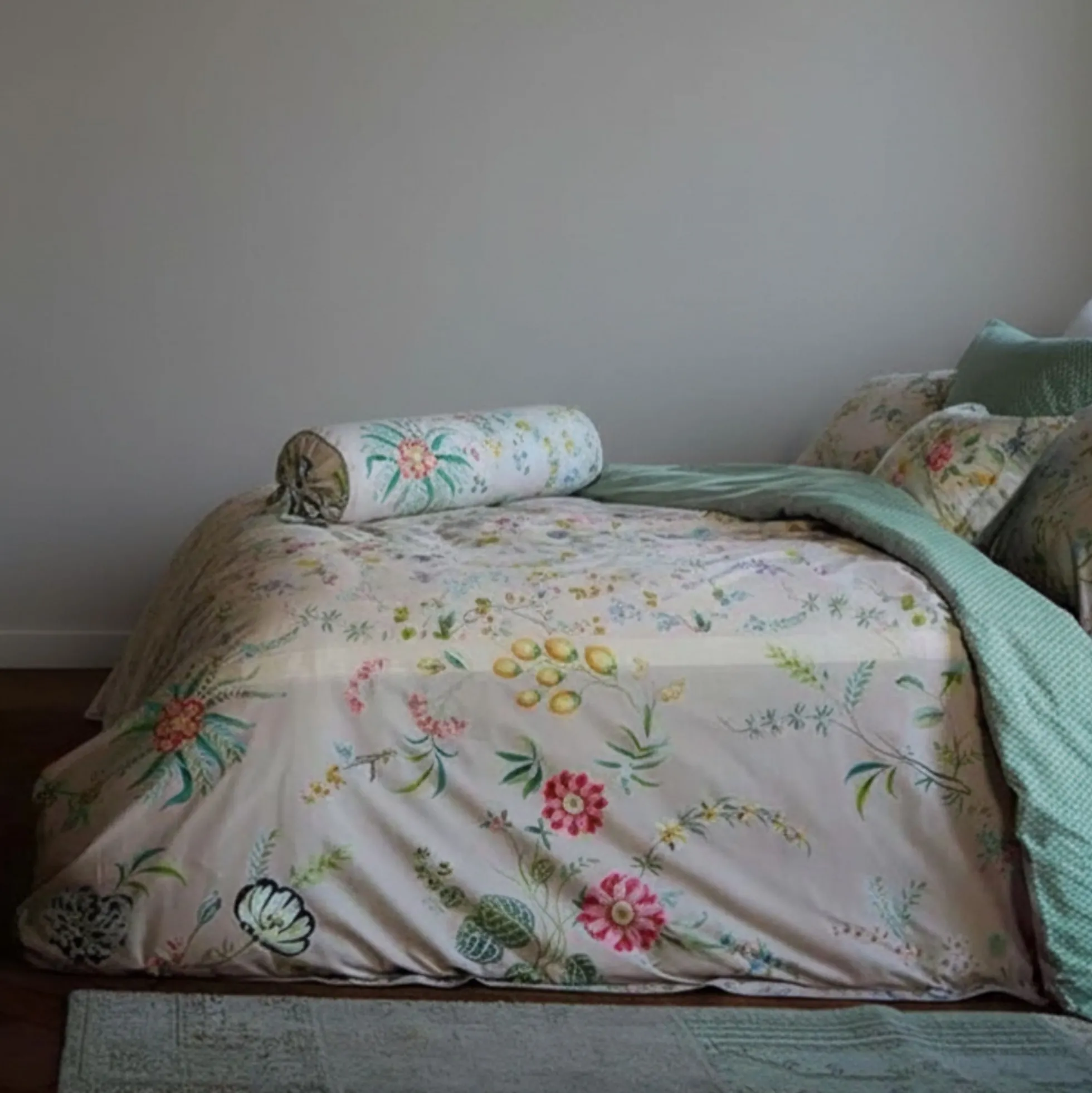Blomstret sengetøj - 140x200 cm - Petites Fleurs Khaki - Sengelinned med dobbeltsidet design - 100% bomuld - Pip Studio