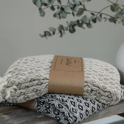 Bomulds plaid - 100% recycled bomuld - 130x180 cm - Hvid med beige mønster