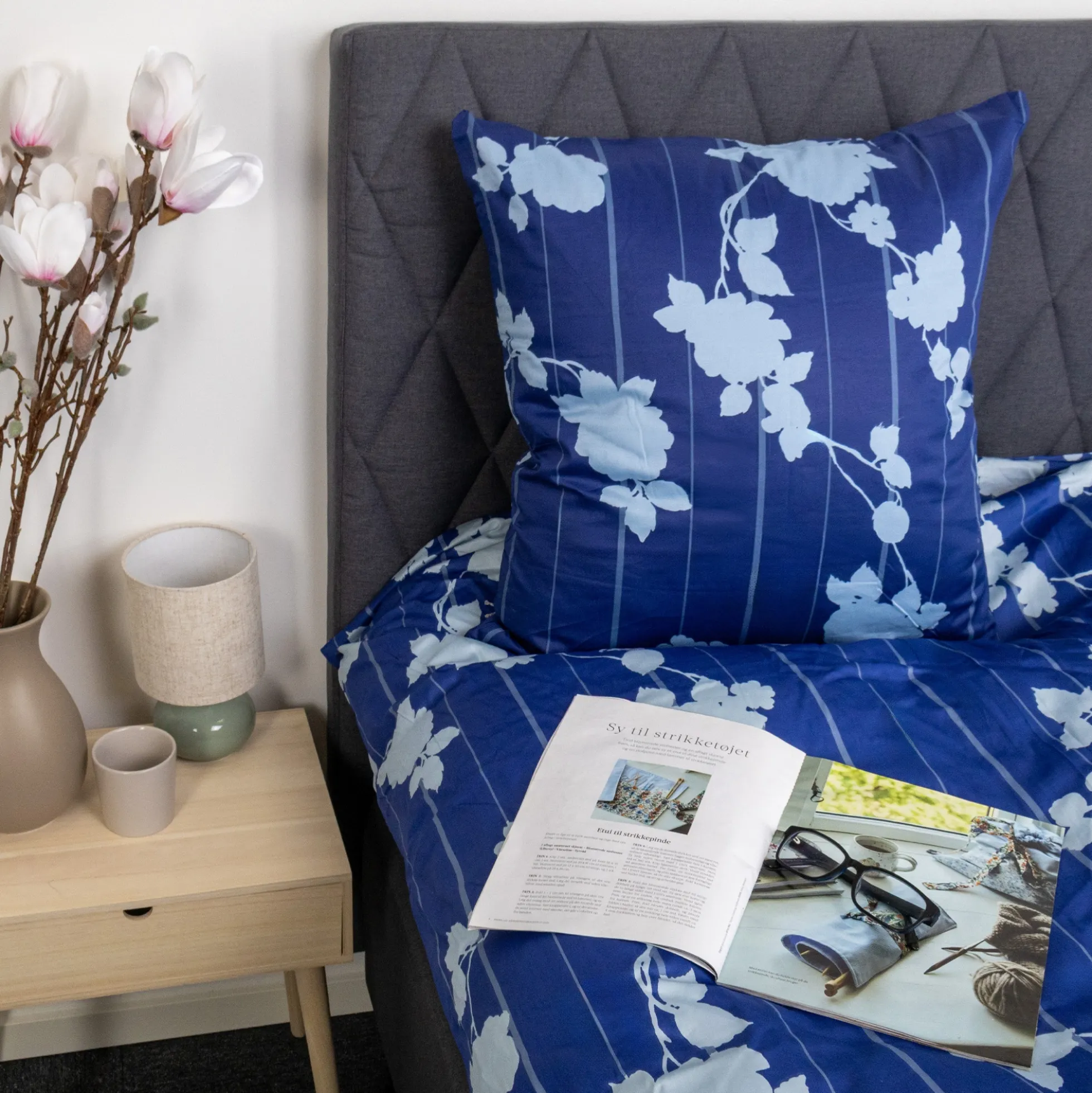 Dobbelt sengetøj 200x220 cm - 100% bomuldssatin - Rosenbloom - Blåt blomstret og stribet print