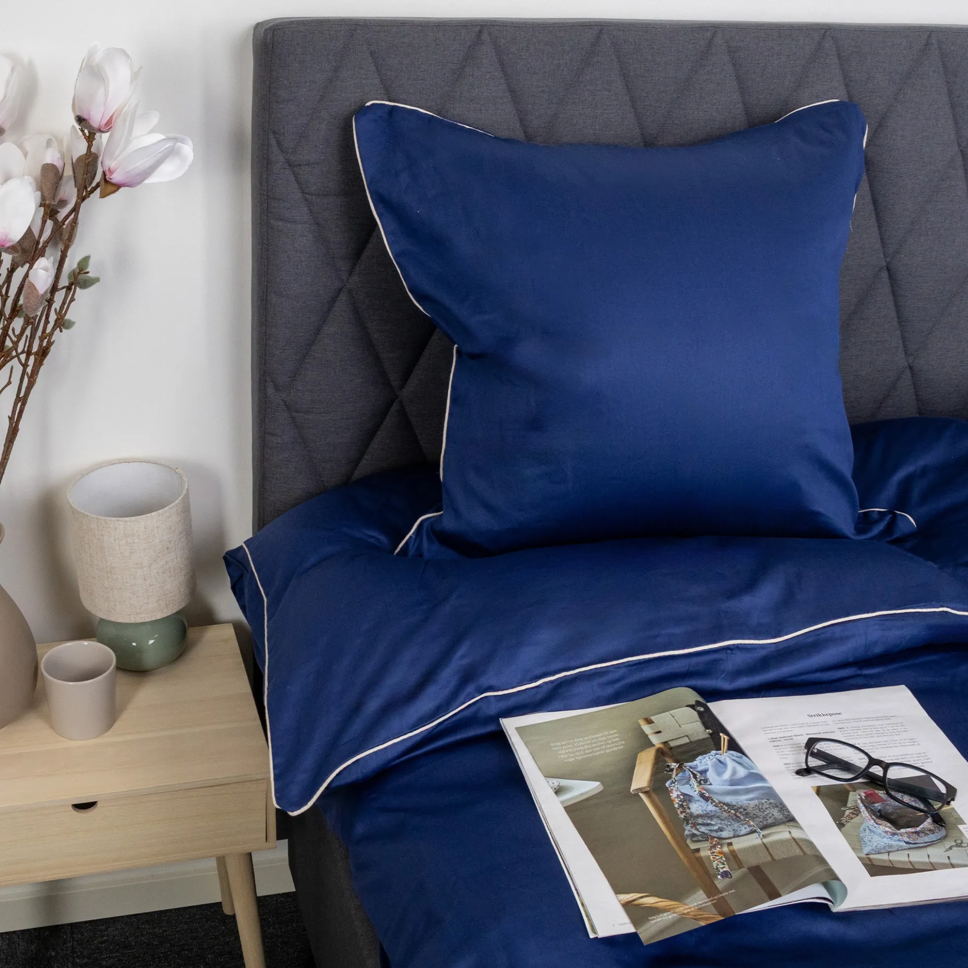 Dobbelt sengetøj 200x220 cm - 100% bomuldssatin - Blå med hvid pipingkant