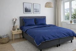 Dobbelt sengetøj 200x220 cm - 100% bomuldssatin - Blå med hvid pipingkant