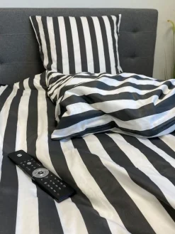 Dobbelt sengetøj 240x220 cm - 100% bomuldssatin - Nordic Stripe - Mørkegrå striber