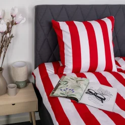 Dobbelt sengetøj 240x220 cm - 100% bomuldssatin - Nordic Stripe - Brede røde striber