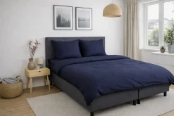 Dobbelt sengetøj 200x200 cm - 100% bomuldssatin - Klassisk mørkeblå striber