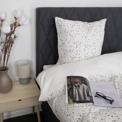Dobbelt sengetøj 200x220 cm - 100% Bomuld - Zodiac white - Vendbart med stjerner