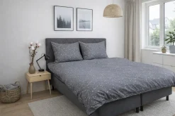 Dobbelt sengetøj 240x220 cm - 100% Bomuld - Zodiac grey - Vendbart med stjerner