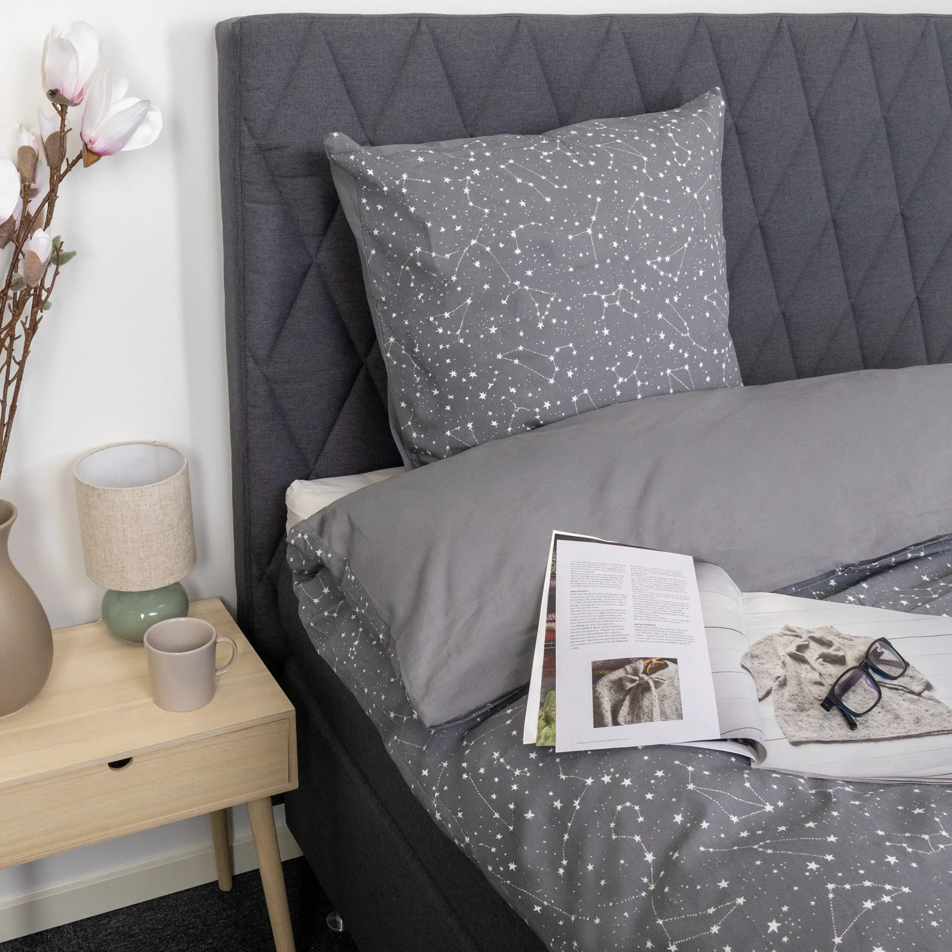 Dobbelt sengetøj 240x220 cm - 100% Bomuld - Zodiac grey - Vendbart med stjerner