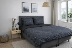 Dobbelt sengetøj 240x220 cm - 100% Bomuld - Zodiac black - Vendbart med stjerner