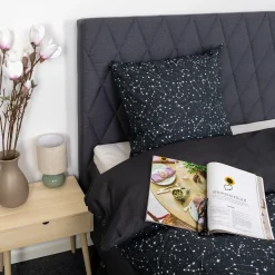 Dobbelt sengetøj 240x220 cm - 100% Bomuld - Zodiac black - Vendbart med stjerner