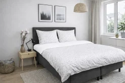 Dobbelt sengetøj 200x200 cm - 100% Bomuld - Zodiac white - Vendbart med stjerner