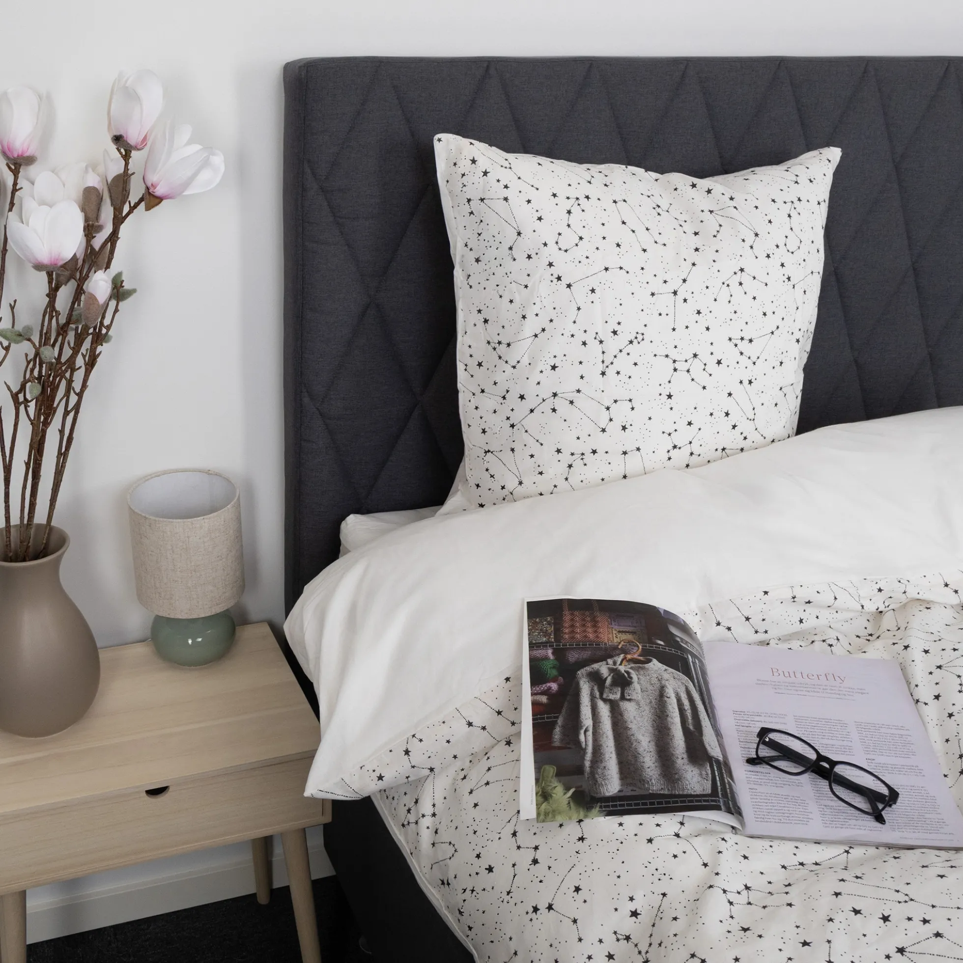 Dobbelt sengetøj 200x200 cm - 100% Bomuld - Zodiac white - Vendbart med stjerner