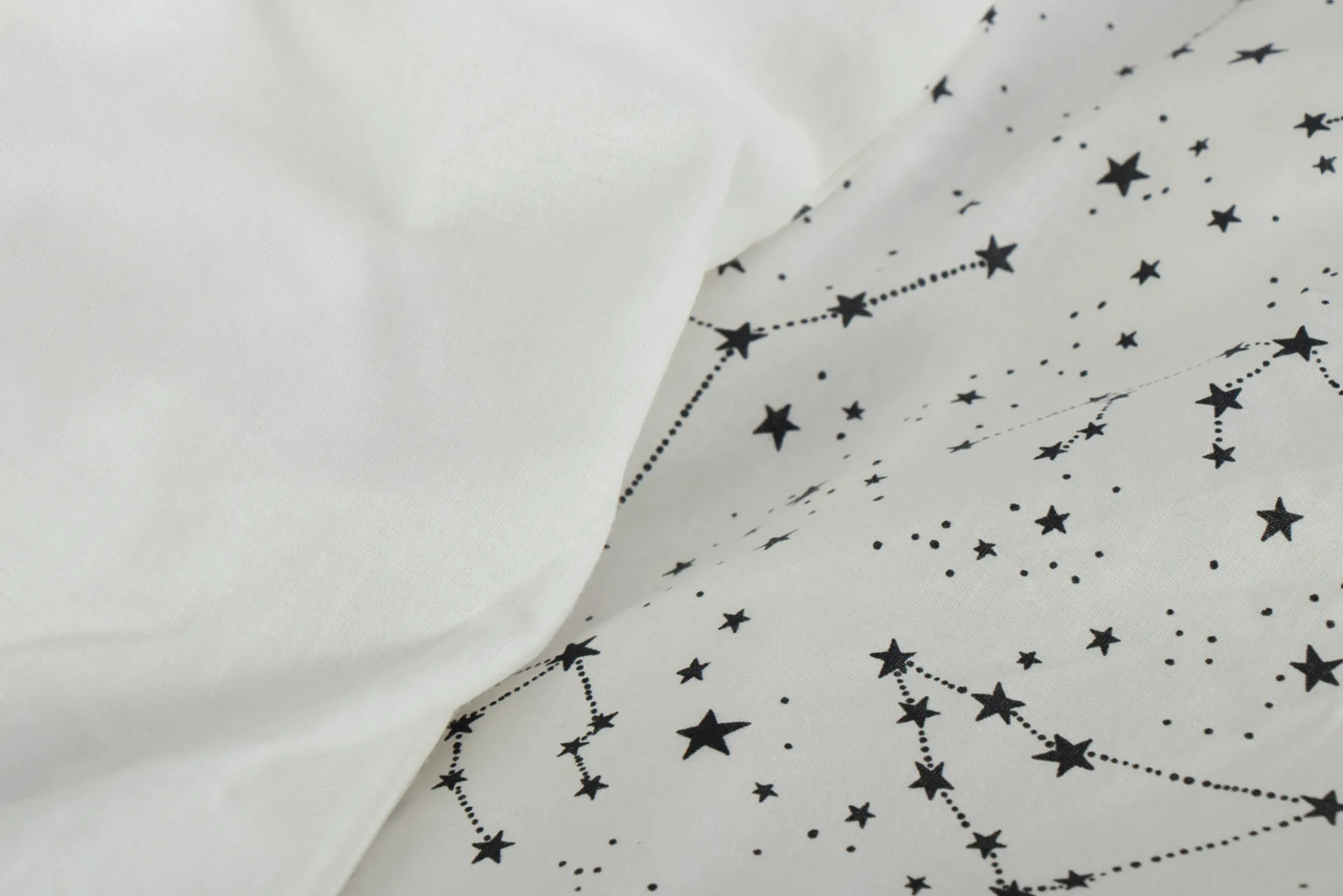 Dobbelt sengetøj 200x200 cm - 100% Bomuld - Zodiac white - Vendbart med stjerner