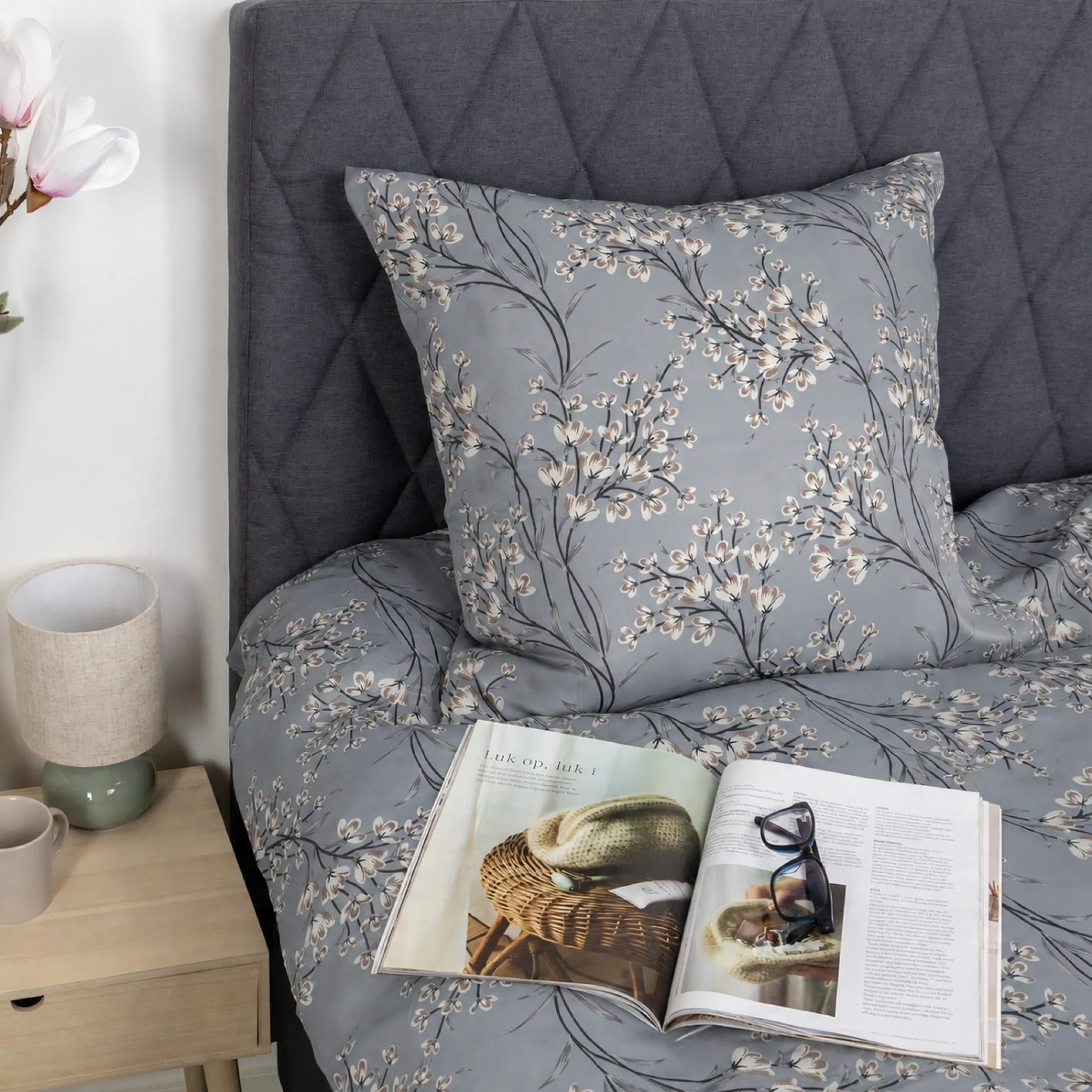 Dobbelt sengetøj 240x220 cm - Satin - Lyseblåt vendbart blomster design
