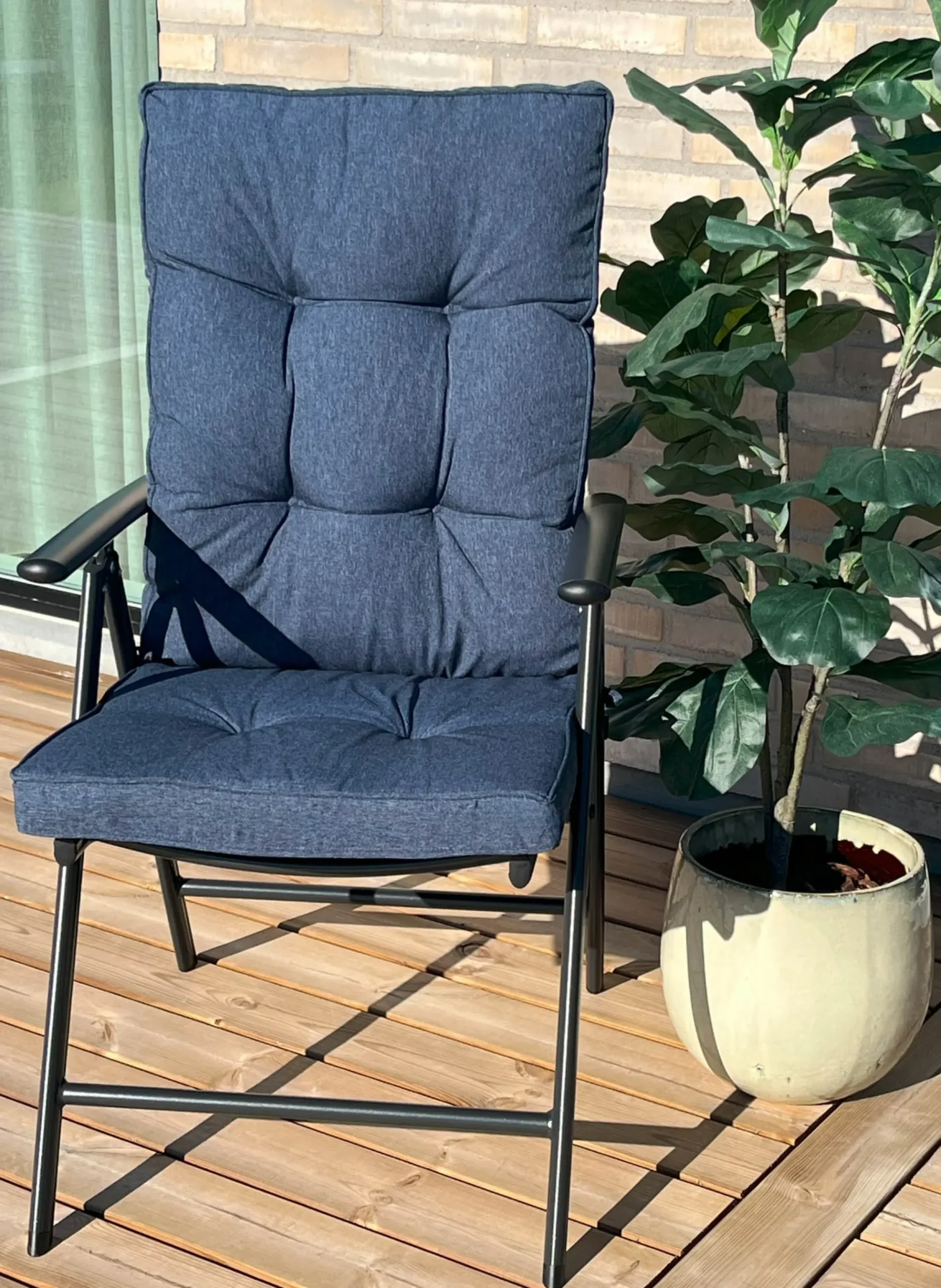 Eksklusiv havehynde til positionsstol - Ekstra blød 7 cm tyk luksus havehynde til høj stoleryg - Moderne button design mørkeblå stolehynde - UV beskyttet Nordstrand Home hynde