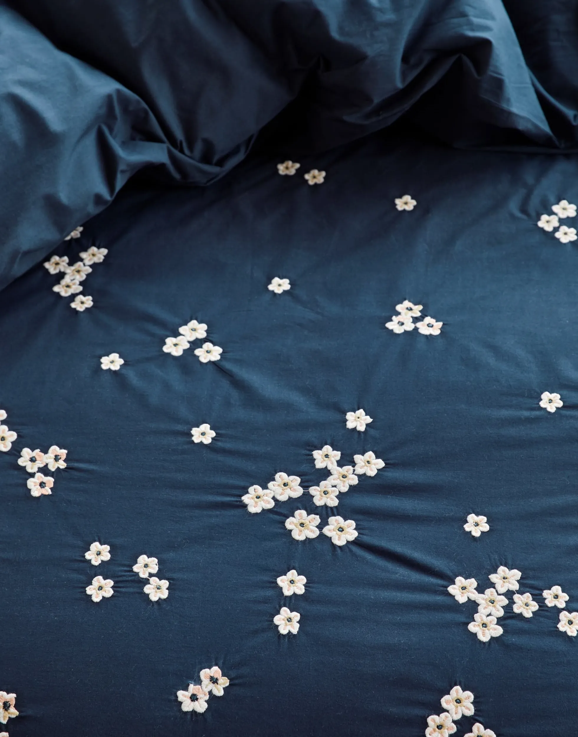 Essenza sengetøj - 140x220 cm - 100% bomuldspercale sengesæt - Leia Nightblue sengelinned