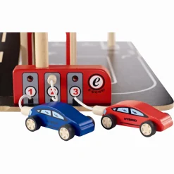 Hape Park & Go parkeringshus i træ med lift, biler og helikopter - 37,4x30x30 cm