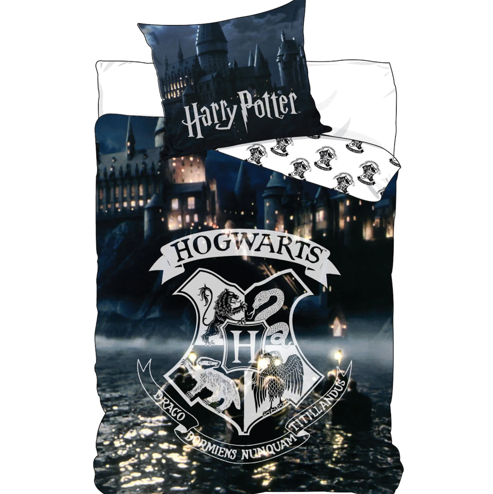 Harry Potter sengetøj - 100% bomuld - Børnesengetøj 140x200 cm - Hogwarts våbenskjold foran Hogwarts