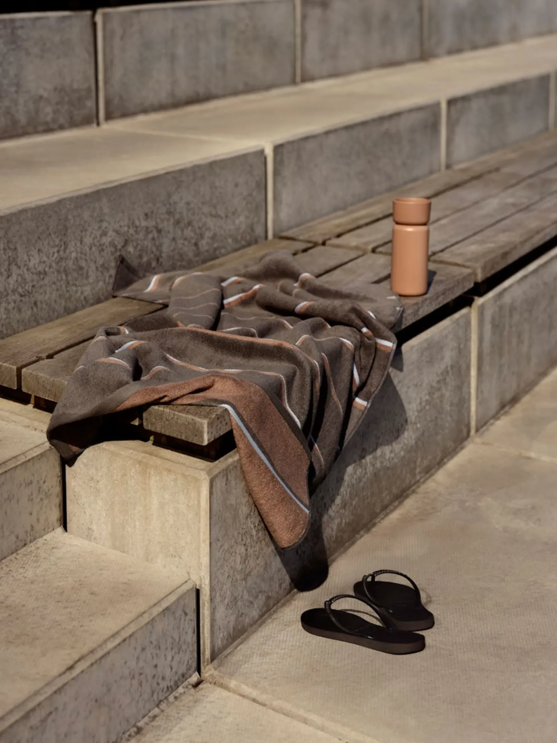 Håndklæde - 100% bomuld - Badehåndklæde 70x140 cm - Zone Denmark Sauna - Stribet Taupe