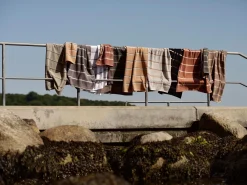 Håndklæde - 100% bomuld - Badehåndklæde 70x140 cm - Zone Denmark Sauna - Stribet Soft Grey
