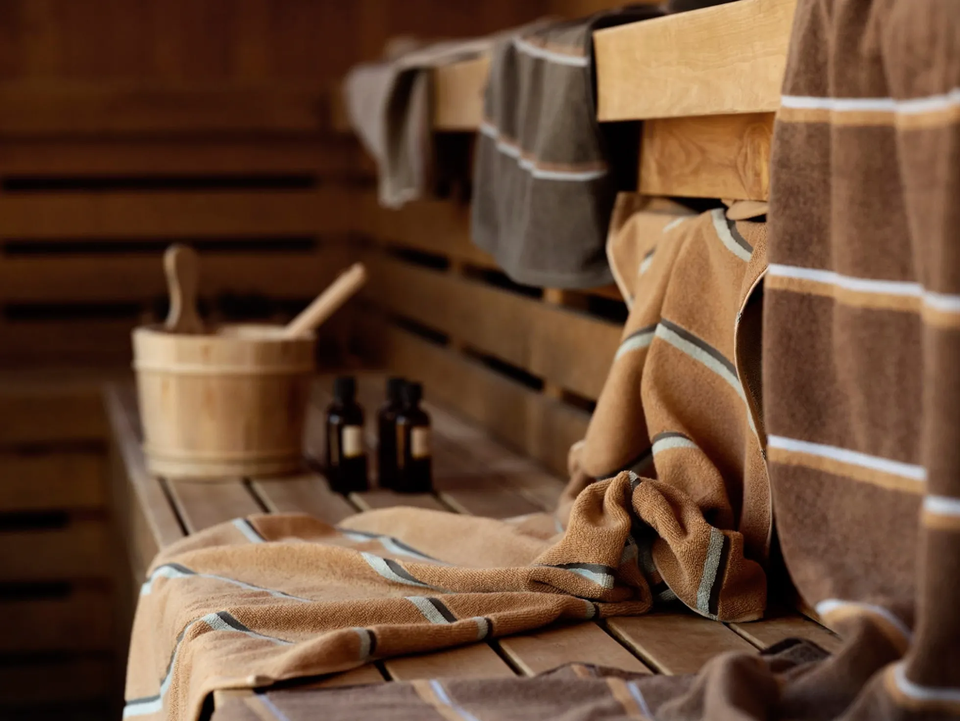 Håndklæde - 100% bomuld - Badehåndklæde 70x140 cm - Zone Denmark Sauna - Stribet Camel