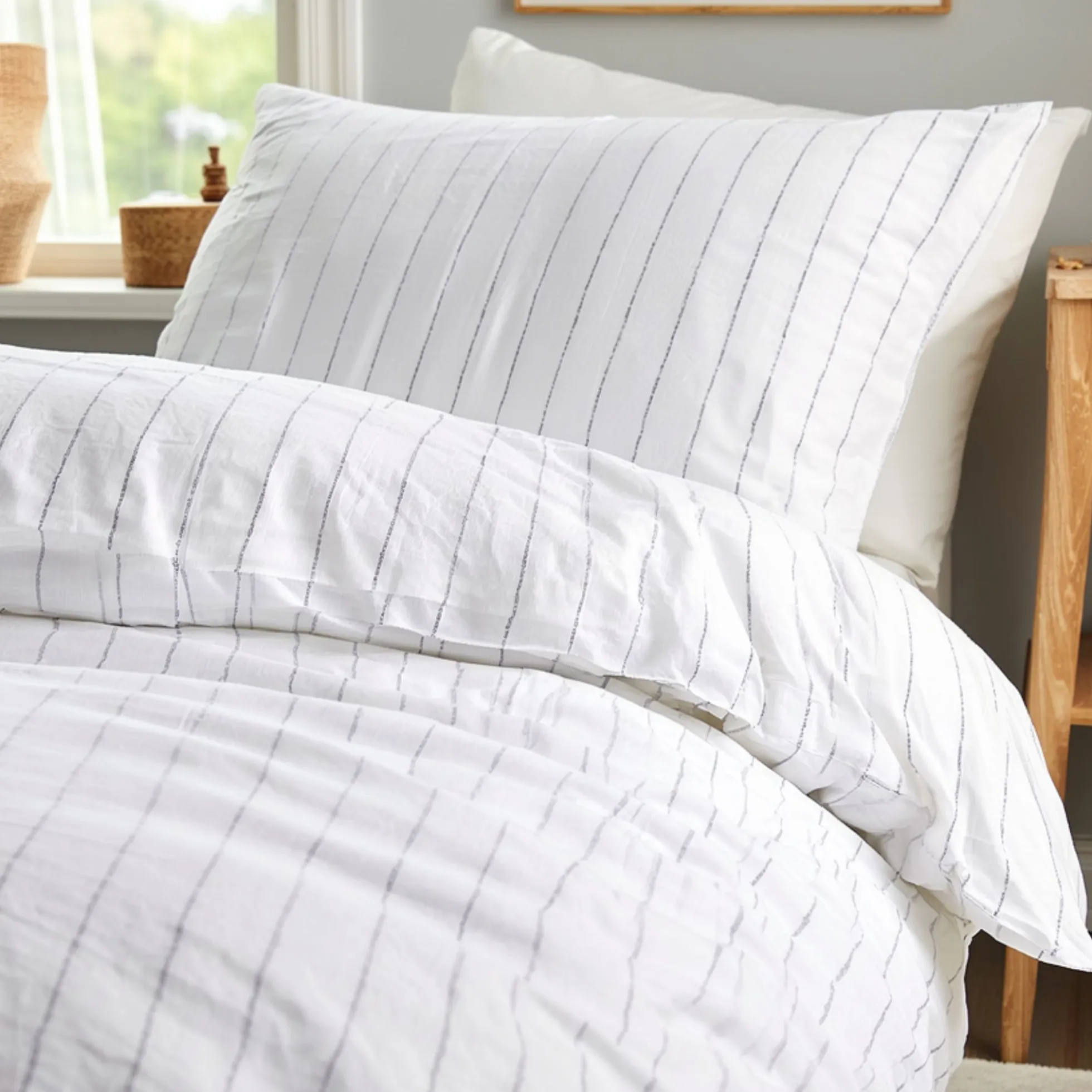 Hvidt sengetøj 140x220 cm - Jora White - Stribet sengetøj - 100% Bomuldssatin - Marc O'Polo