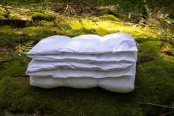 Hybriddyne 7,7 kg vægtdyne med glasperler - 140x220 cm - Helårsdyne med ekstra vægt - Lun kugledyne fra Nordstrand Home