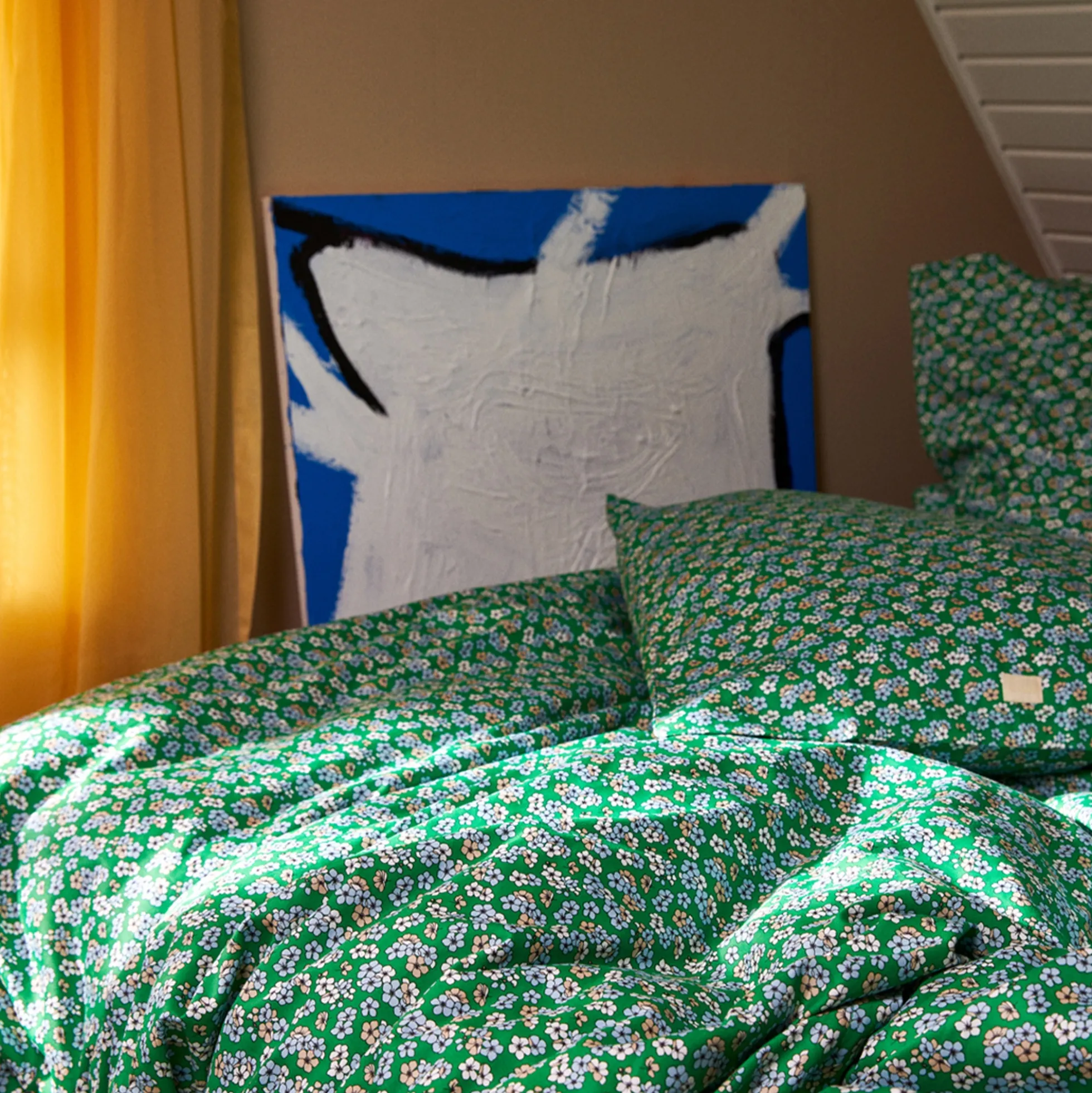 JUNA dobbelt sengetøj 200x220 cm - 100% økologisk bomuldssatin - Pleasantly grøn med blomster