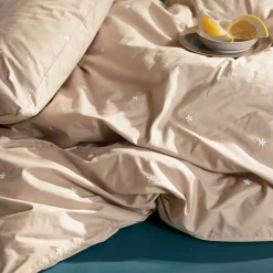 JUNA dobbelt sengetøj 200x220 cm - 100% økologisk bomuld - Daisy sand med broderede blomster