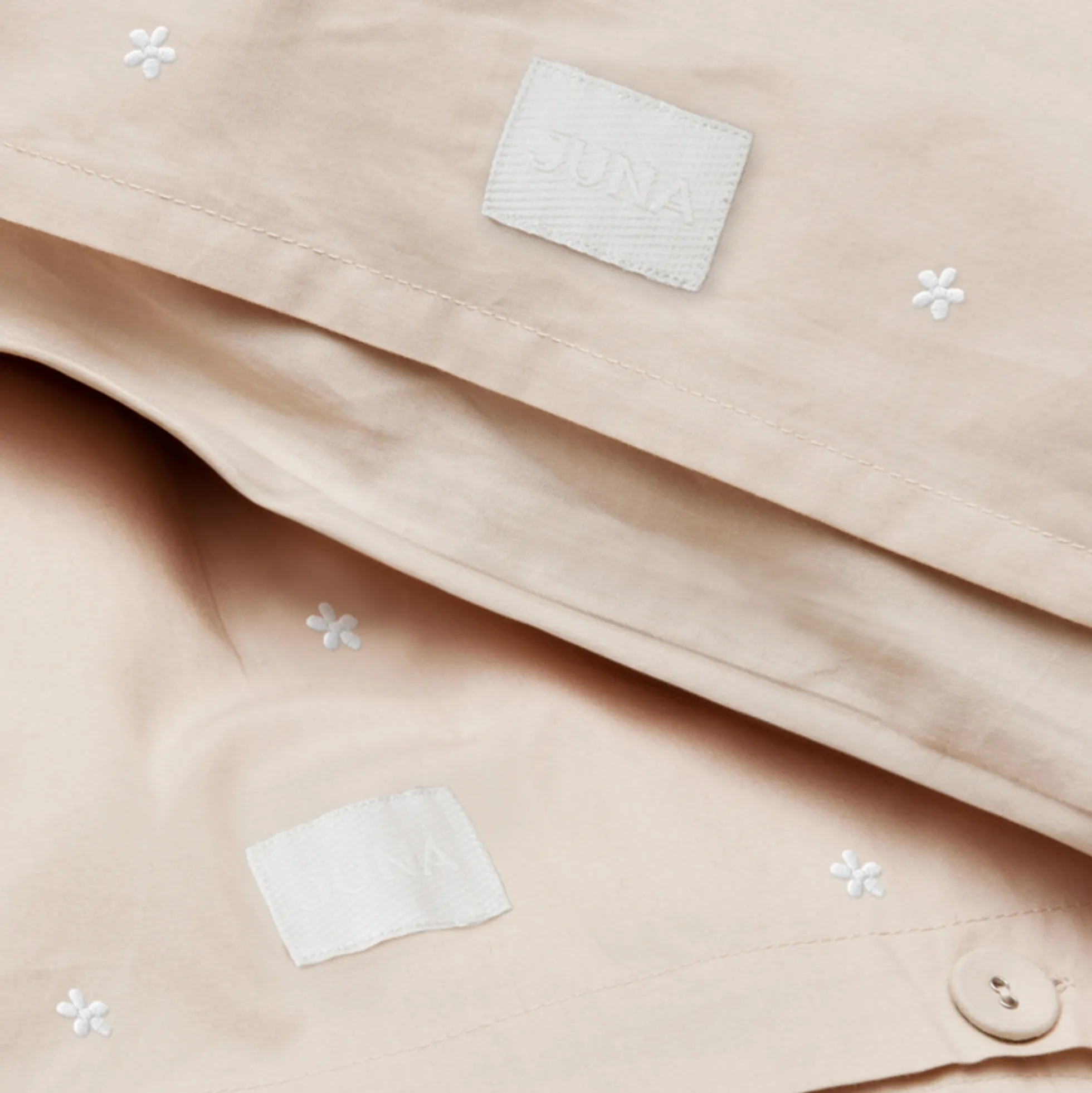 JUNA dobbelt sengetøj 200x220 cm - 100% økologisk bomuld - Daisy sand med broderede blomster