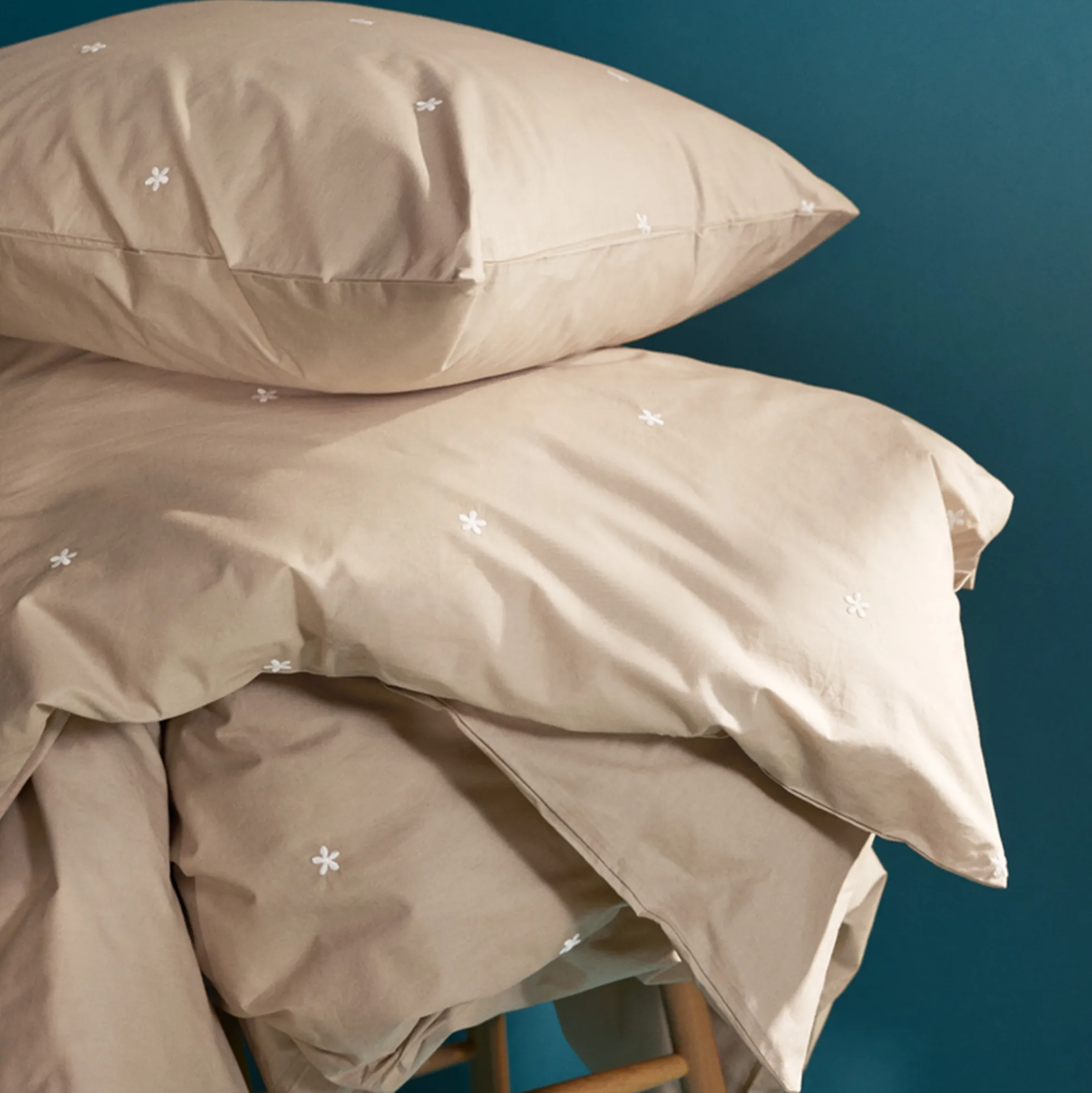 JUNA dobbelt sengetøj 200x220 cm - 100% økologisk bomuld - Daisy sand med broderede blomster