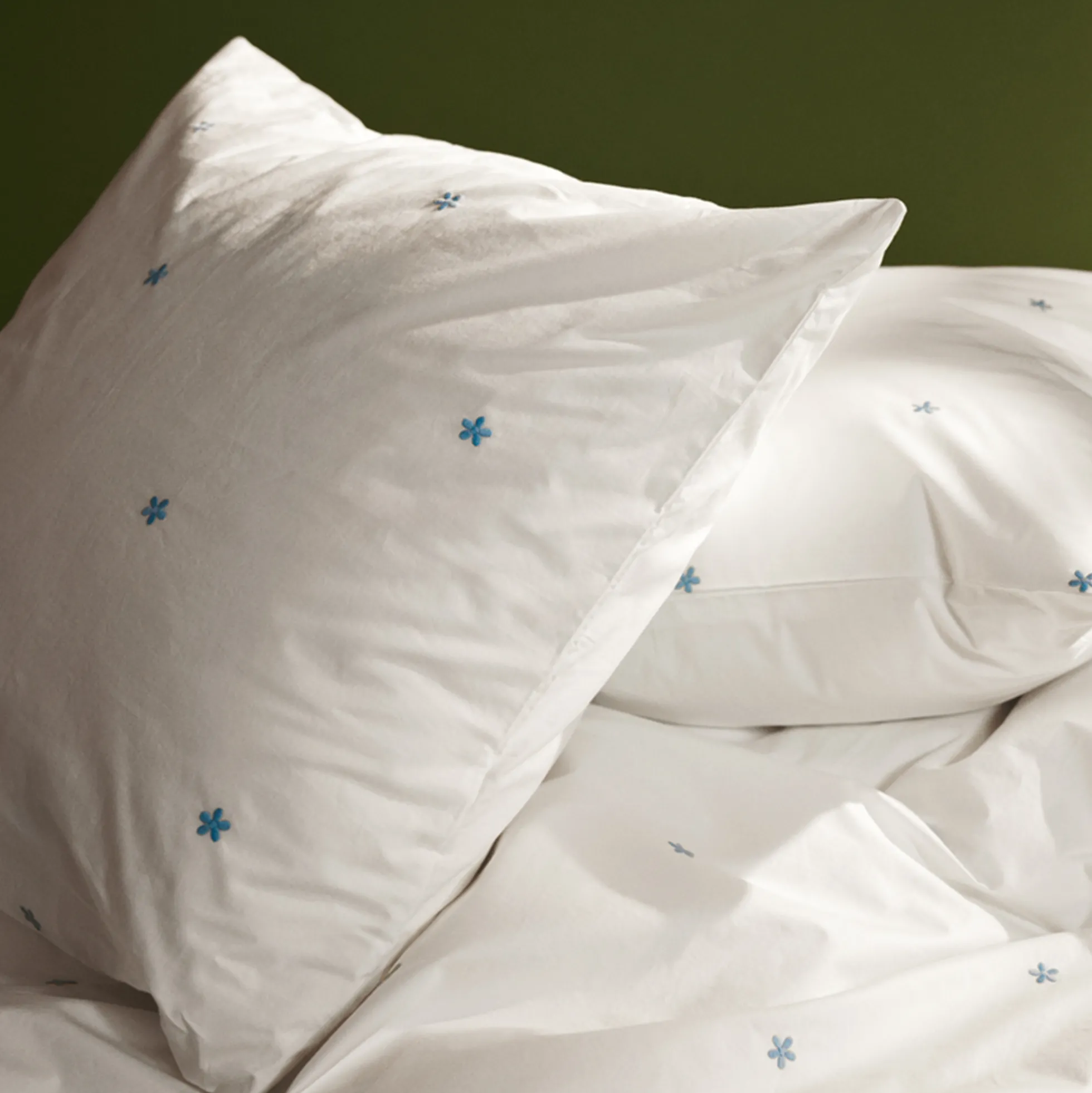 JUNA dobbelt sengetøj 200x220 cm - 100% økologisk bomuld - Daisy hvid med broderede blomster