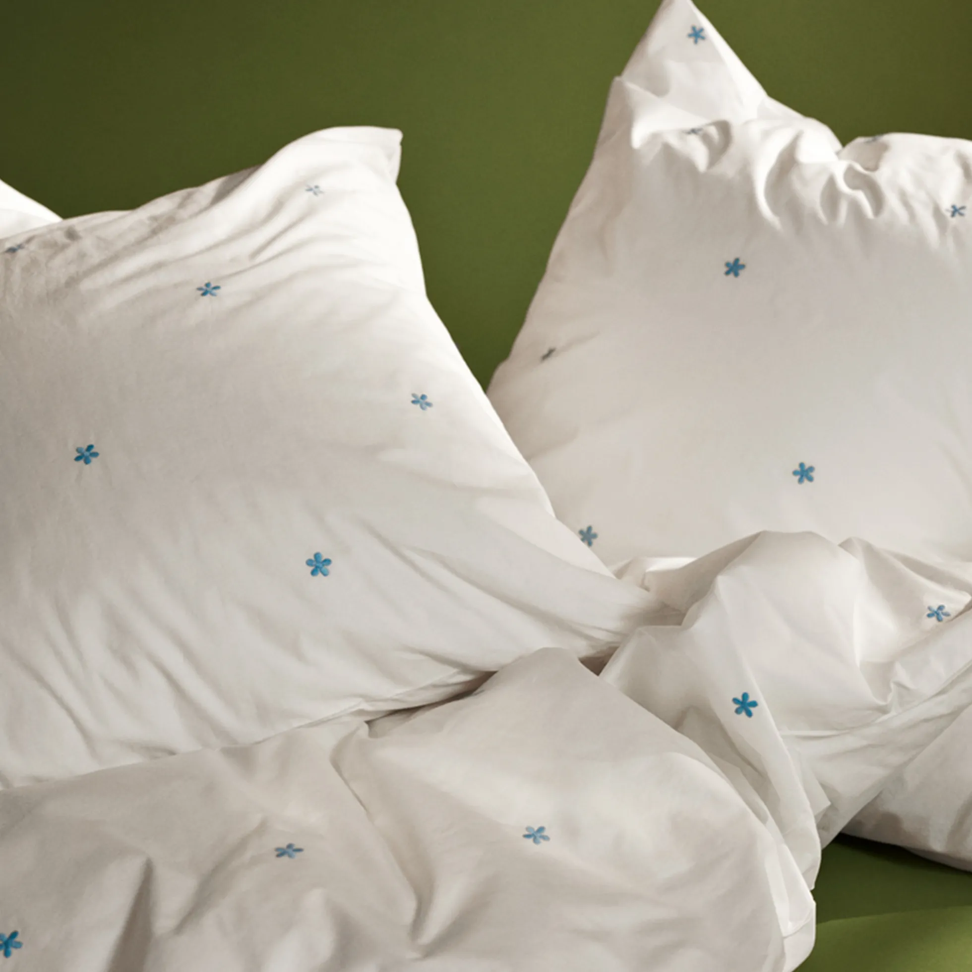 JUNA dobbelt sengetøj 200x220 cm - 100% økologisk bomuld - Daisy hvid med broderede blomster