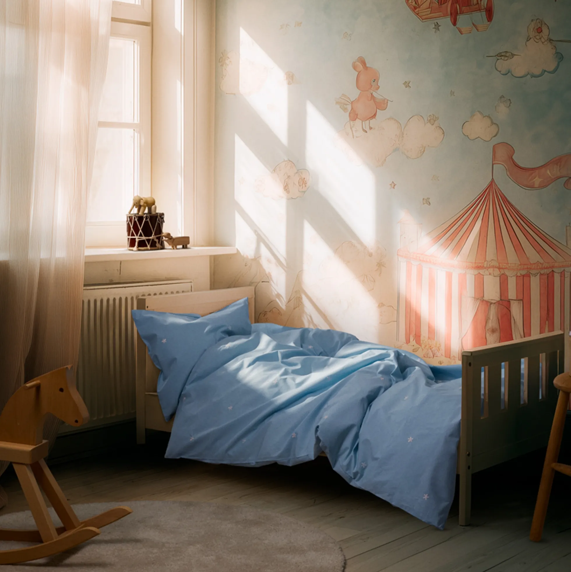 JUNA sengetøj - 100% økologisk bomuld - Daisy baby sengetøj 70x100 cm - Lyseblå med broderede blomster