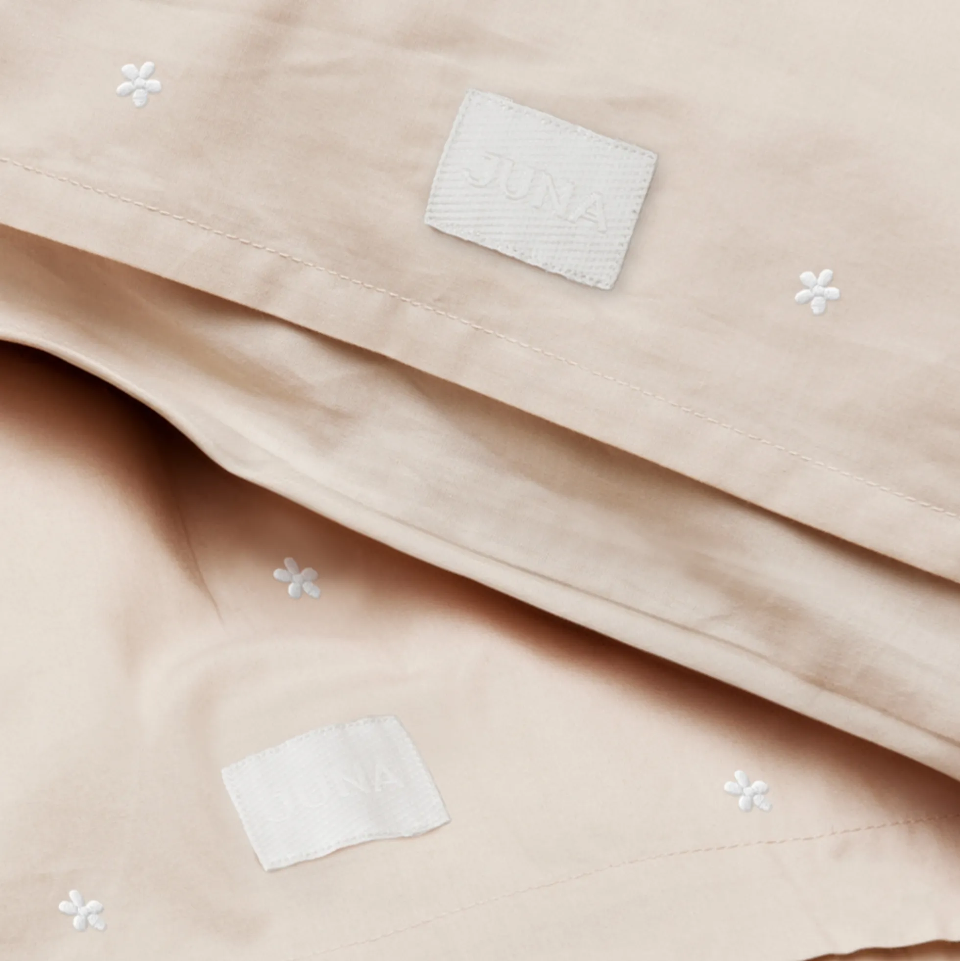 JUNA sengetøj - 100% økologisk bomuld - Daisy junior sengetøj 100x140 cm - Sand med broderede blomster