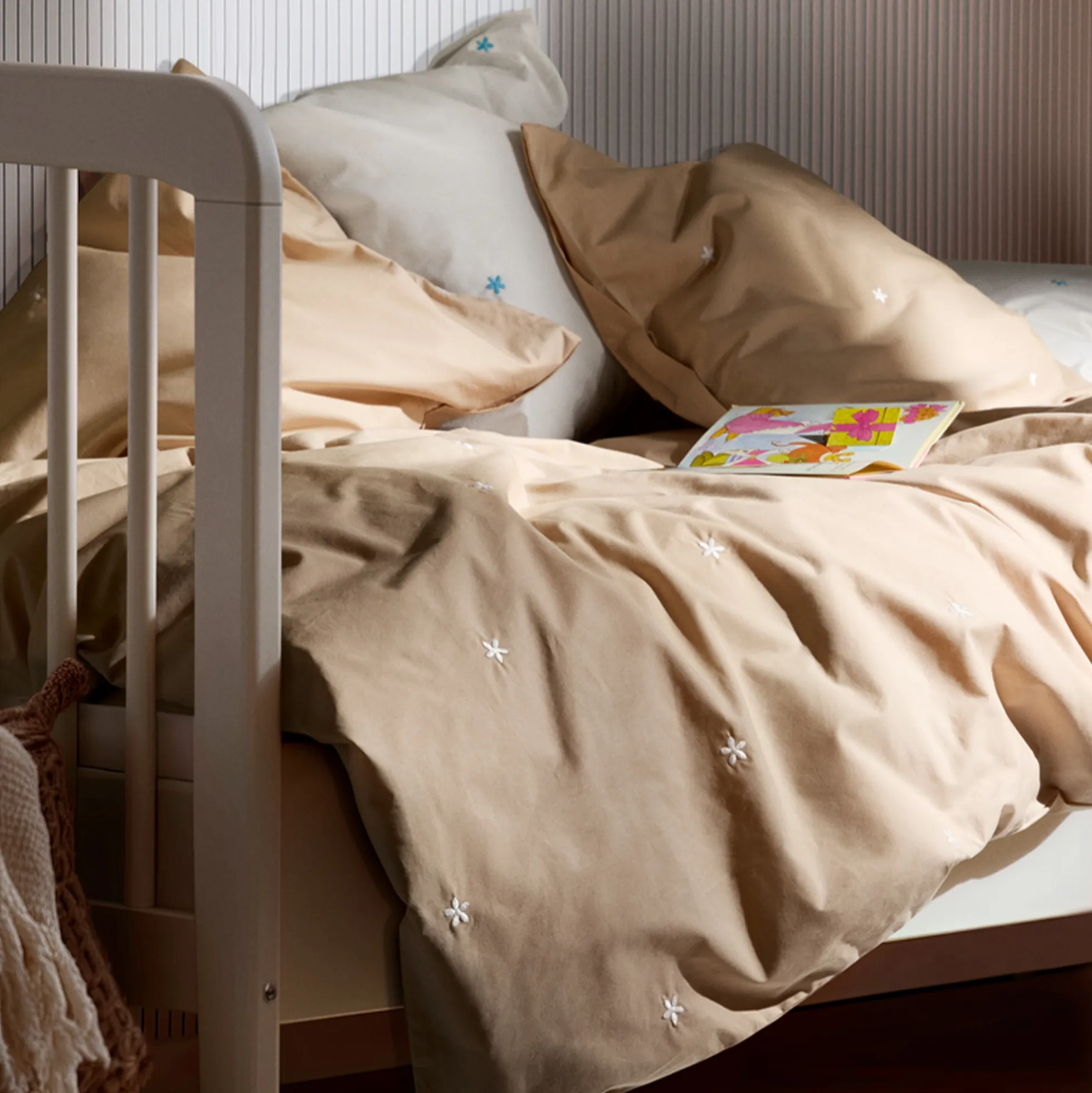 JUNA sengetøj - 100% økologisk bomuld - Daisy junior sengetøj 100x140 cm - Sand med broderede blomster