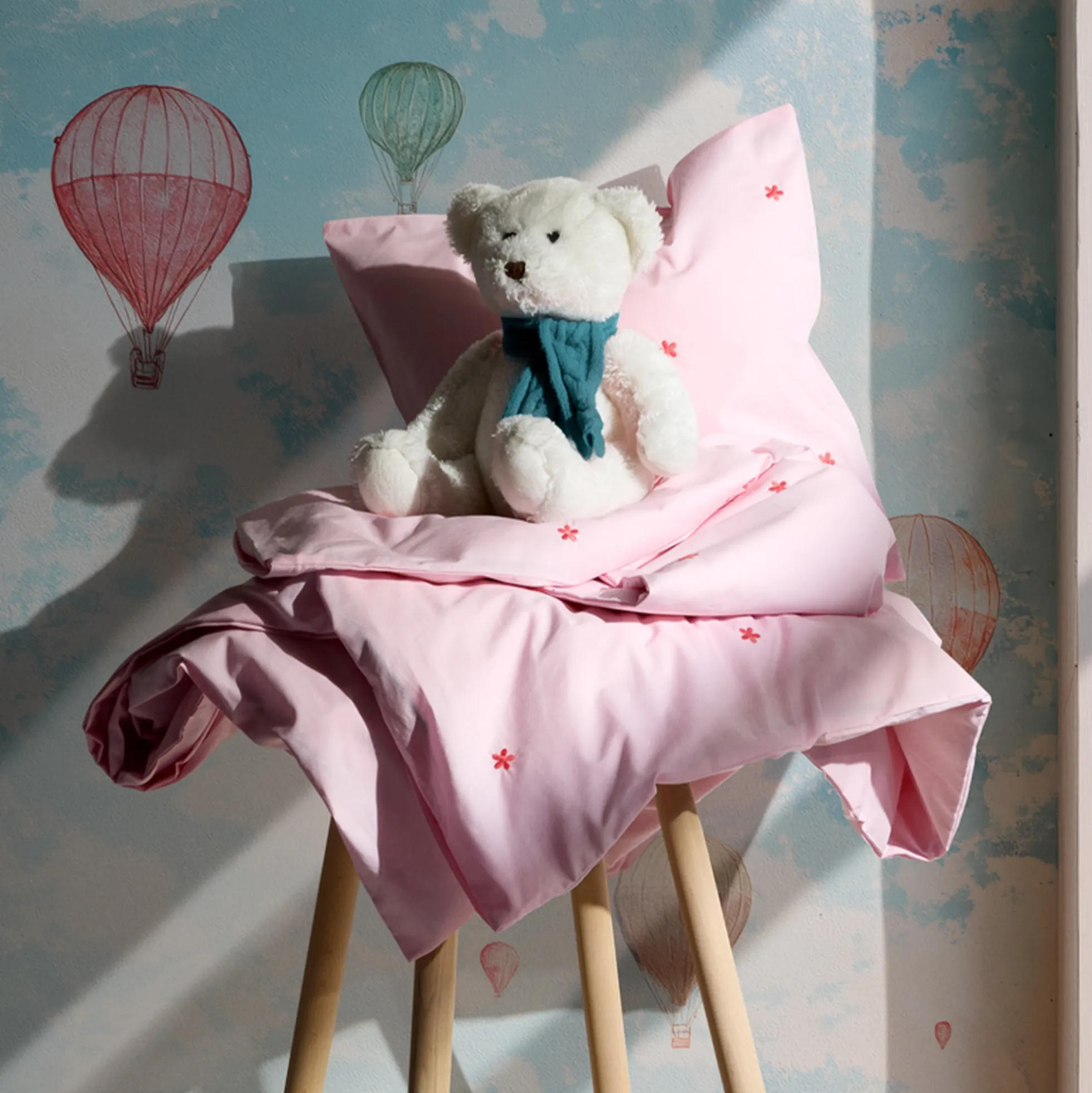 JUNA sengetøj - 100% økologisk bomuld - Daisy junior sengetøj 100x140 cm - Lyserød med broderede blomster
