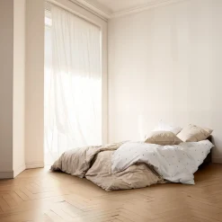 JUNA sengetøj 140x220 cm - 100% økologisk bomuld - Daisy sand med broderede blomster