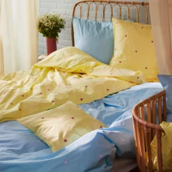 JUNA sengetøj 140x220 cm - 100% økologisk bomuld - Daisy gul med broderede blomster