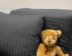 Junior sengetøj 100x140 cm - 100% bomuldssatin - Klassisk mørkegrå striber