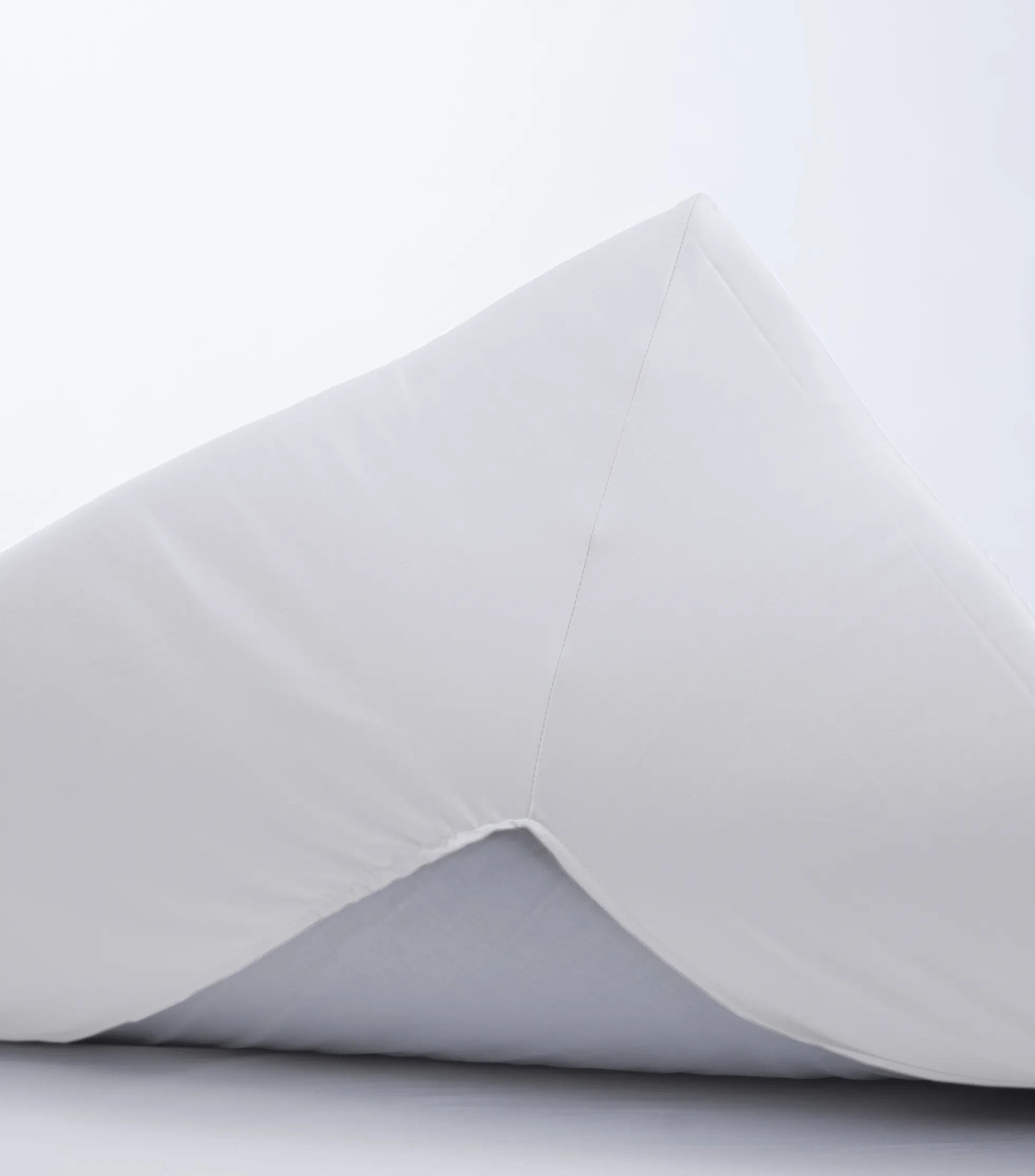 Kuvertlagen med H-split 180x210 cm - 100% bomuldssatin - Splitlængde 65 cm - Hvidt lagen til topmadras - Borås Cotton Cloud satin lagen