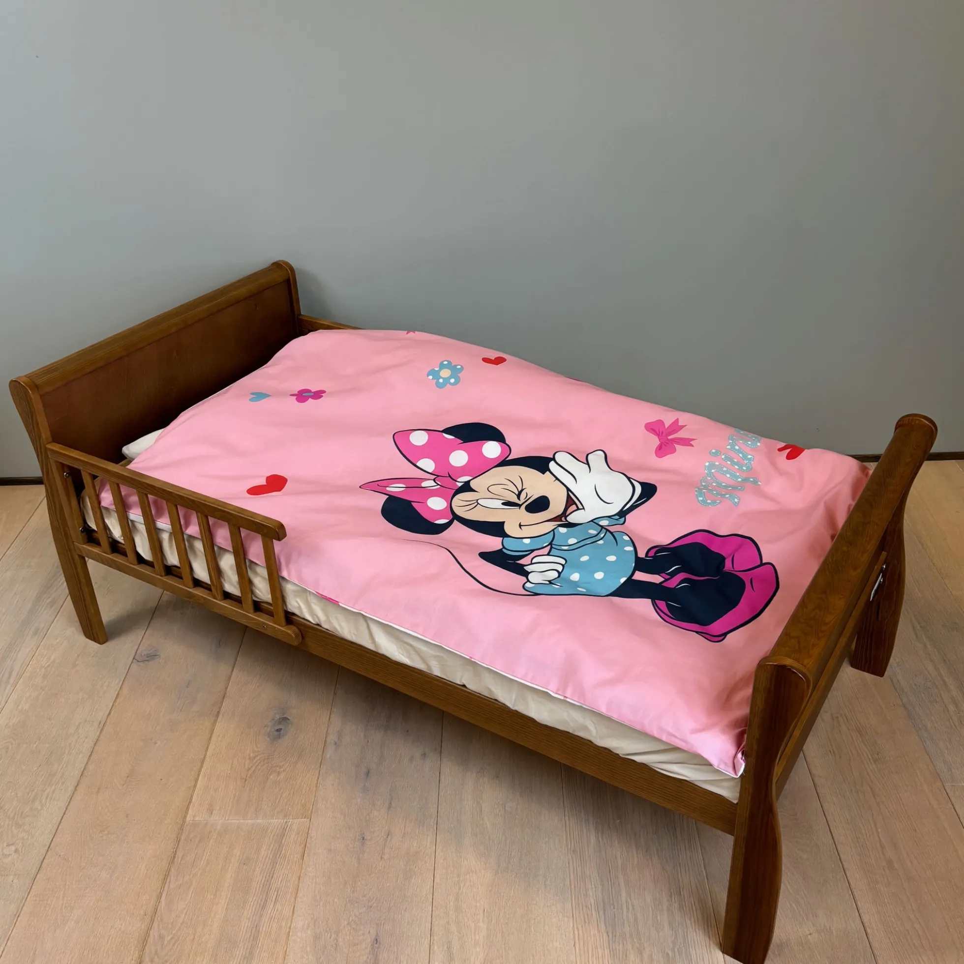 Minnie Mouse sengetøj - 100% bomuld - Junior sengetøj 100x140 cm - Prikket bagside