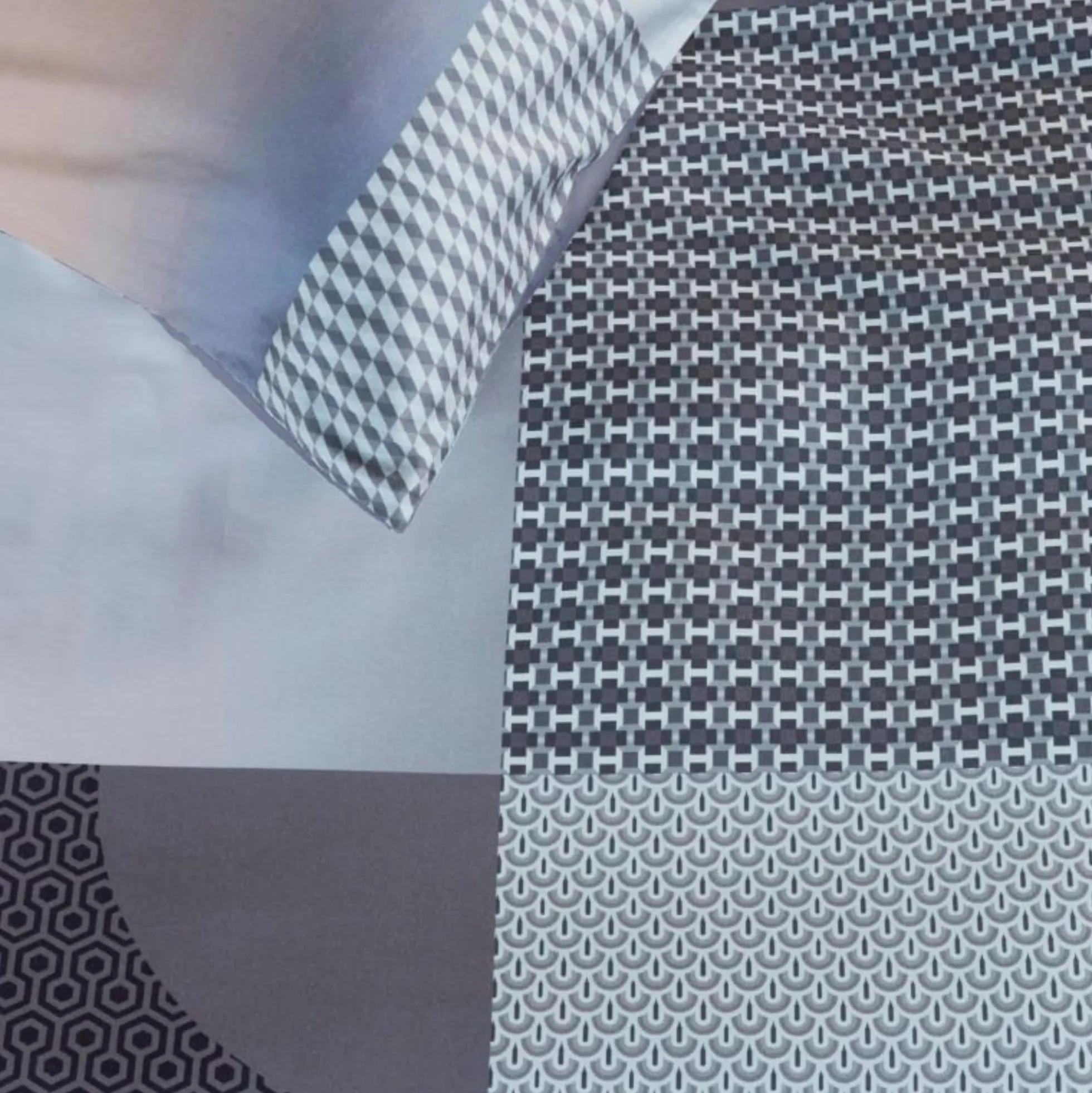 Mønstret økologisk sengetøj 140x200 cm - Vendbart sengesæt i 100% økologisk bomuldssatin - Robbinson Grey - Beddinghouse sengelinned