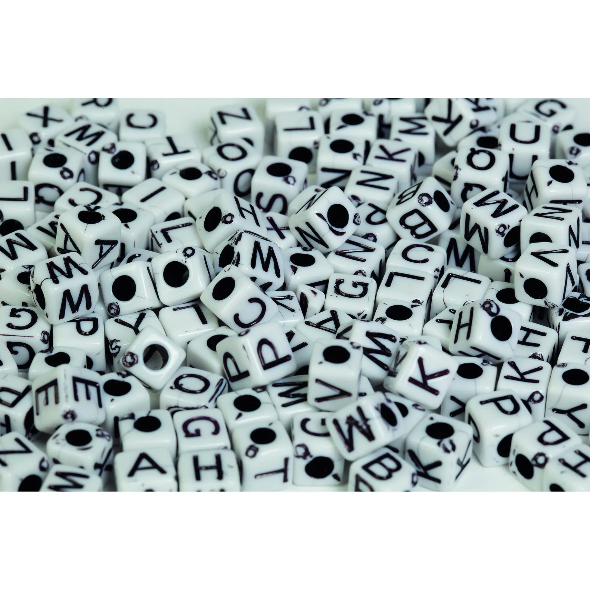 Pearl'n Fun bogstavsperler i sort og hvid - 7 mm - 125 g