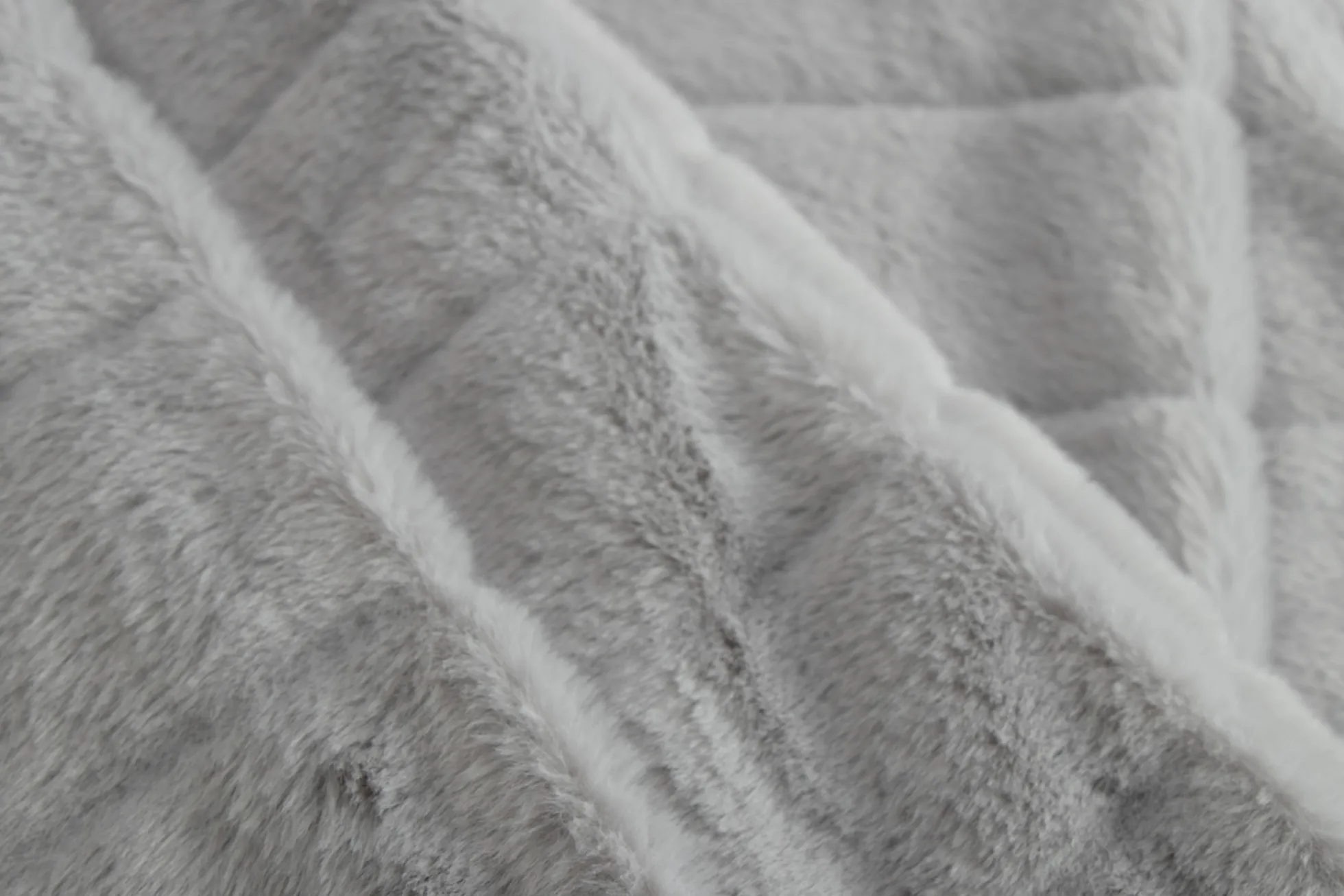 Plaid i fake fur - 135x190 cm - Grå med striber - Blødt tæppe fra Nordstrand Home