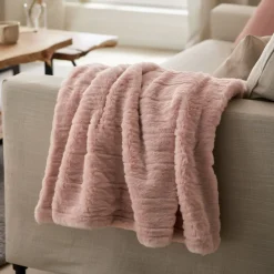 Plaid i fake fur - 135x190 cm - Rosa med striber - Blødt tæppe fra Nordstrand Home